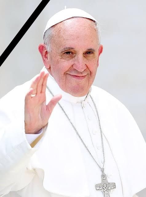 الرئيس  ينيب وزير الأوقاف في حضور عزاء بابا الفاتيكان