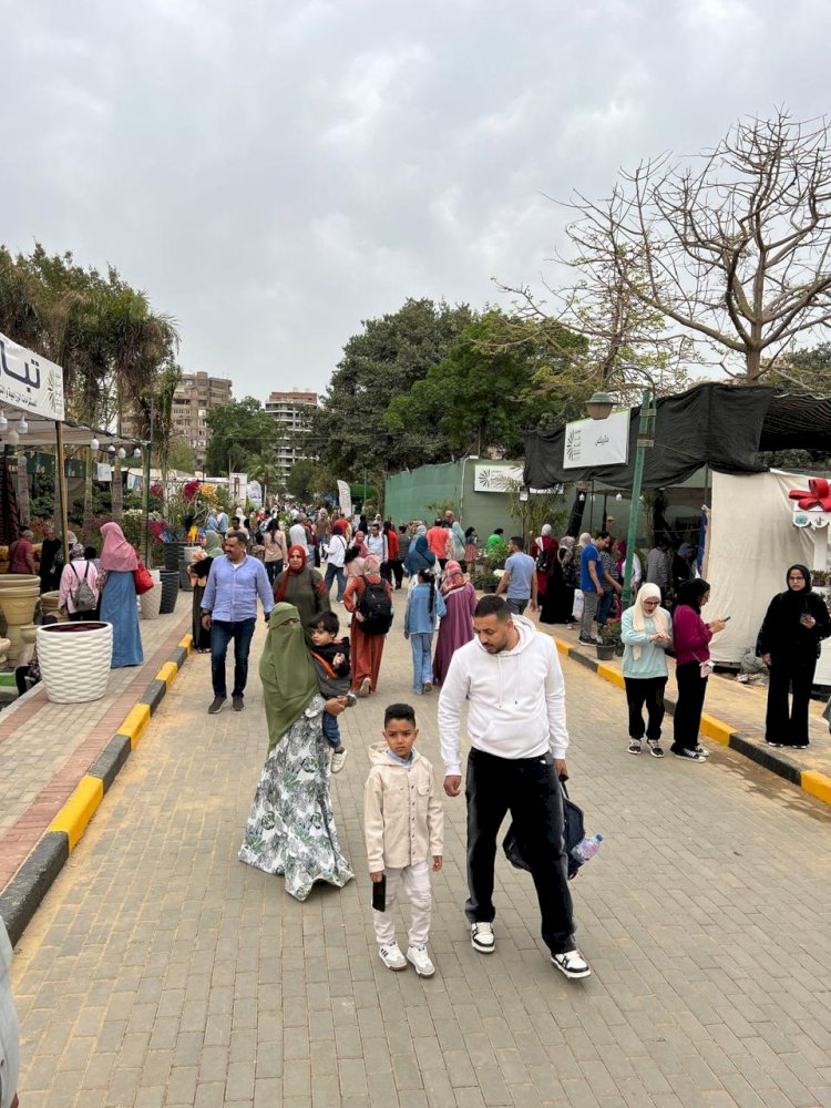 اقبال المواطنين على معرض زهور الربيع