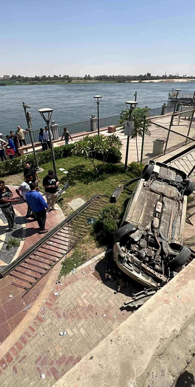 انقلاب سيارة  بكورنيش نيل بنى سويف وإصابة قائدتها بجروح