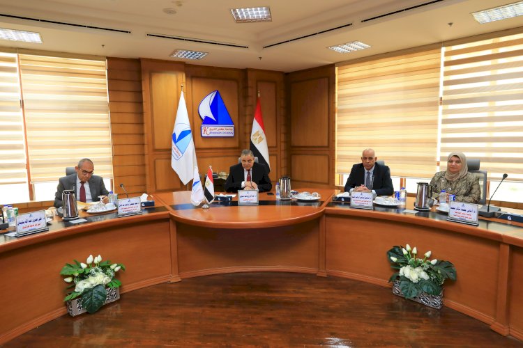 رئيس جامعة كفر الشيخ يناقش خطة امتحانات آخر العام وموضوعات أخري