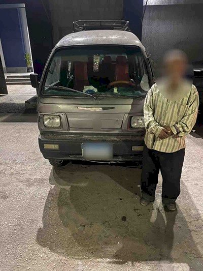 ضبط سائق سمح لأحد الأطفال بالجلوس أعلى سقف السيارة  بالإسكندرية