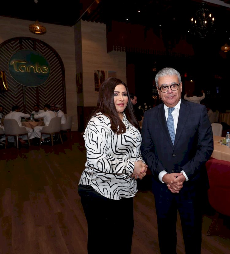 بالصور :سفير مصربالسعوديه وحرمه في عرض مسرحيه "الف تيته وتيته" بجده