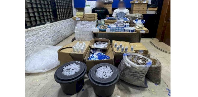 ضببط المتهمين بإدارة مصنع لتصنيع محلول العدسات اللاصقة بالقاهرة