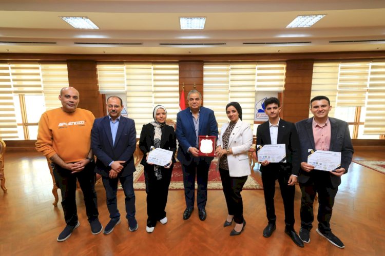 رئيس جامعة كفرالشيخ يكرم فريق كلية الذكاء الاصطناعي
