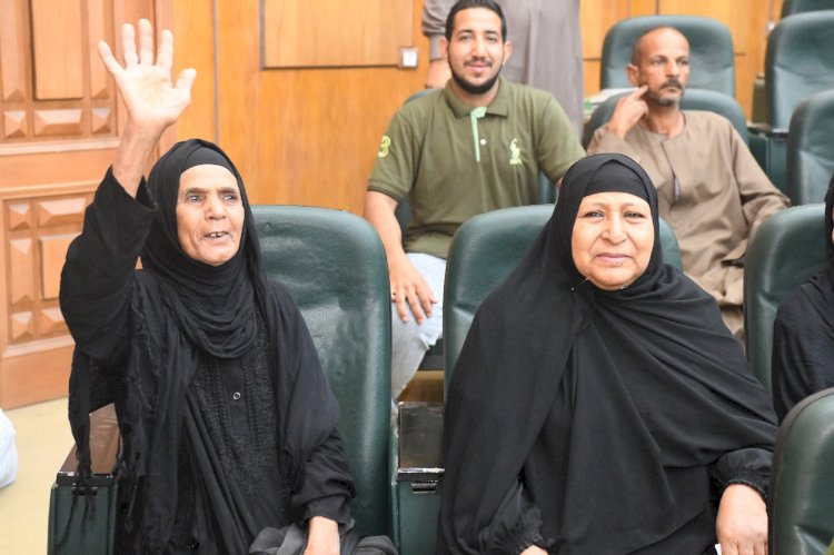 محافظ قنا يُسلم جوازات السفر لـ155 حاجا من حجاج الجمعيات الأهلية