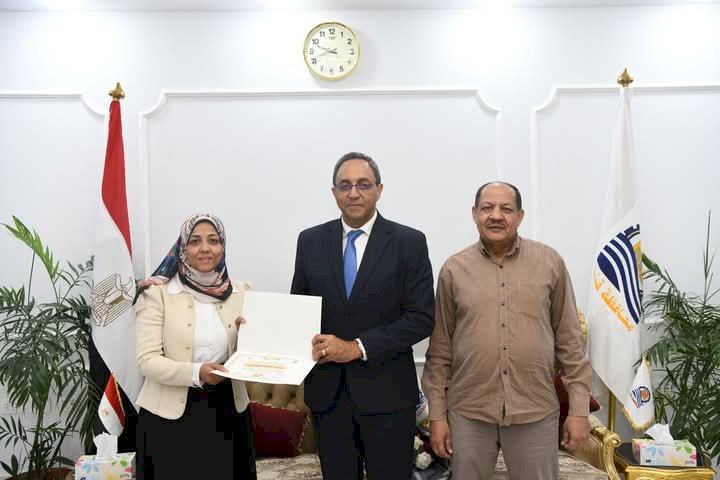 محافظ قنا يكرم باحثه قانونيه لحصولها على الدكتوراة في العلوم السياسية