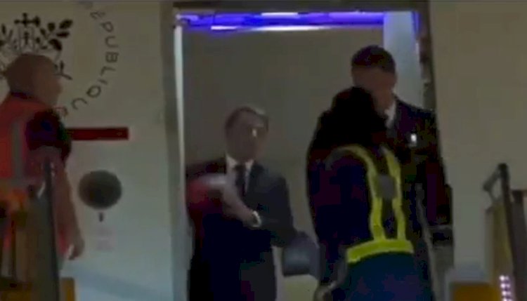 بالفيديو :فضيحة ماكرون بعد صفع زوجته له في الطائرة