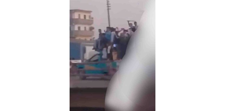 كشف فيديوقيام اشخاص يحملون أسلحة بإعتلاء سيارة نقل بالشرقية