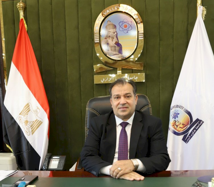 رئيس جامعة جنوب الوادي يعلن الفائزين بجوائز الجامعة