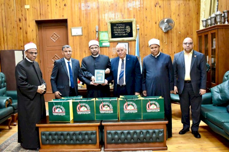 "البيومي"يُهدي كلية الشريعة والقانون مجموعة من الإصدارات المترجمة