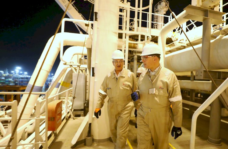 وزير البترول  يتفقد ميناء الإسكندرية