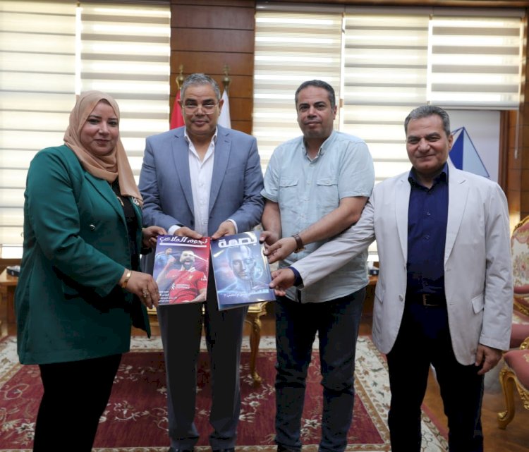 رئيس جامعة كفر الشيخ يتسلم نسخ من مشروعات طلبة شعبة الصحافة بكلية الآداب