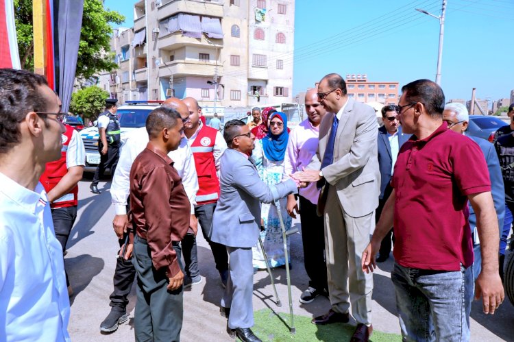 محافظ سوهاج يتفقد قافلة تركيب الأطراف الصناعية بمستشفى الهلال الأحمر بالحويتي