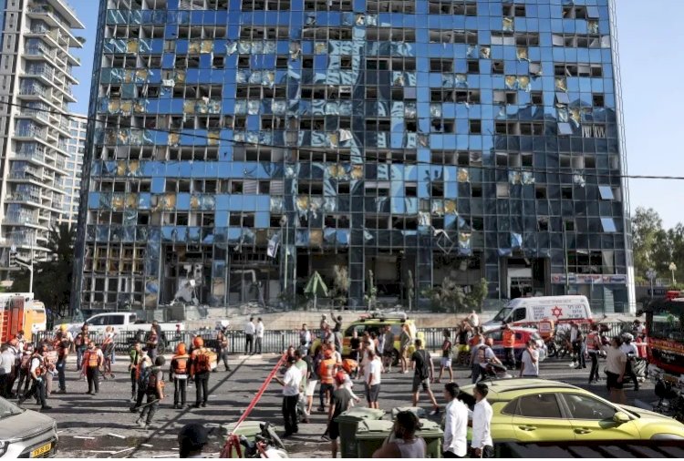 أكثر من 50 مصابا إسرائيليا في أكبر رشقة صاروخية علي تل أبيب وتدمير مبان هامة