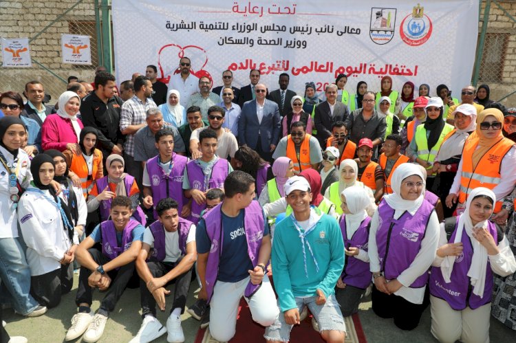 خلال جولته في حملة التبرع بالدم محافظ بني سويف يستمع لمطالب المواطنين