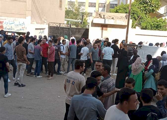 طالبة تتعرض للأعياء في امتحان اللغة الإنجليزية لـ الثانوية العامة في المنيا