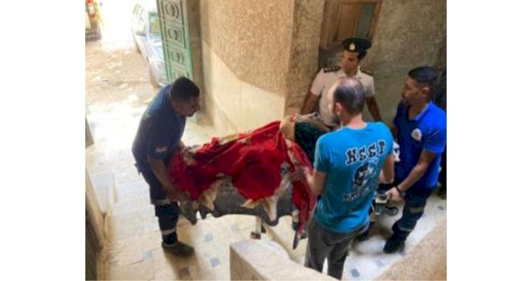 الأجهزة الأمنية تنقل مسنة غير قادرة على الحركة للمستشفى بالقاهرة