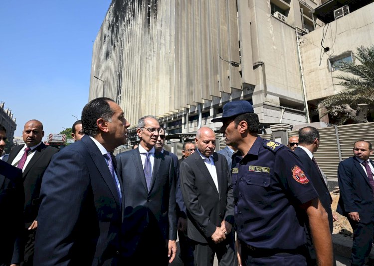 رئيس الوزراء يتفقد "سنترال رمسيس" ويستعرض تقريرا مع وزير الاتصالات بشأن عودة مختلف الخدمات