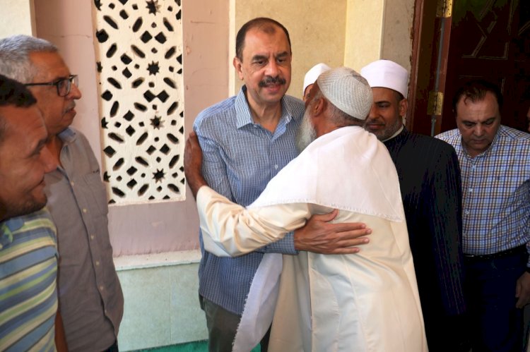 محافظ سوهاج يؤدي صلاة الجمعة بمسجد الشرطة ويلتقي المواطنين