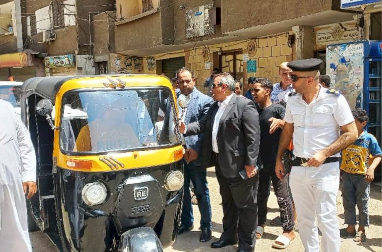 السكرتير المساعد يقود حملة  لرفع الإشغالات وضبط مركبات التوك توك بكازالوفا