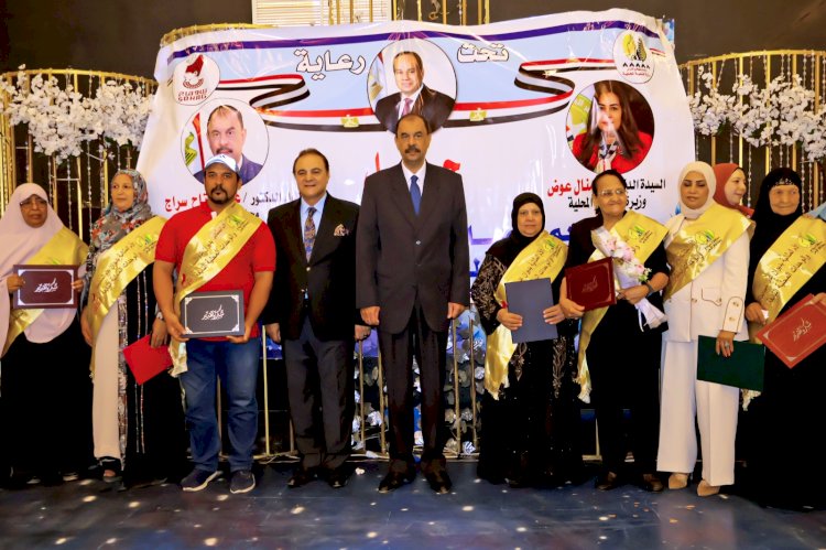 محافظ سوهاج يكرم 15 من الفائزين في مسابقة الأم والاب المثاليين