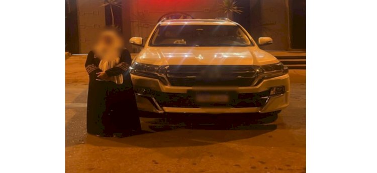 ضبط المتهمة بالسماح للأطفال بالجلوس على الأجزاء الخارجية للسيارة بالقاهرة
