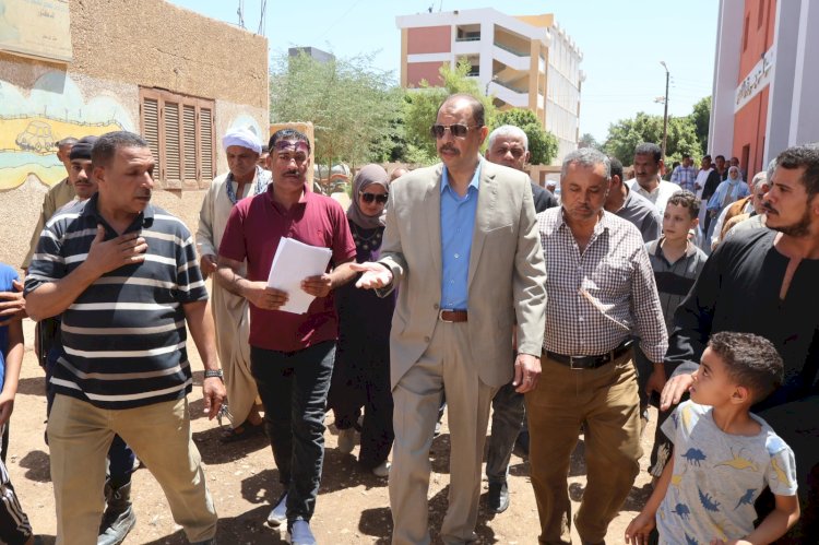 محافظ سوهاج يتفقد مستوى الخدمات المقدمة للمواطنين  بقرية المدمر