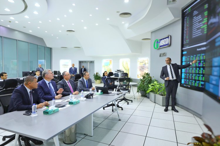 وزير البترول  يتابع من مركز تحكم ضخ الغاز لمحطات الكهرباء والصناعة