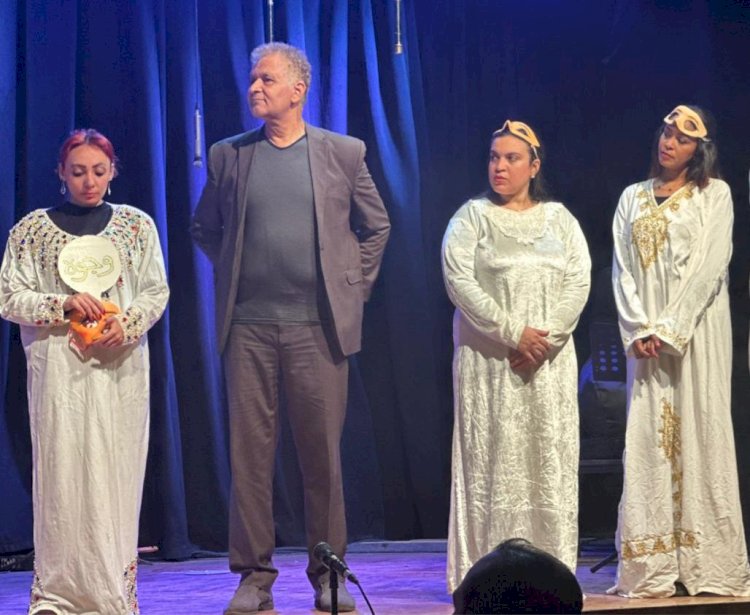 محمد عزت يتألق في وجوه للعام التاسع ويستعد للجوازة باظت مع فرقة المسرح المصري