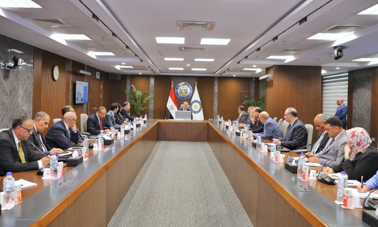 وزير البترول يلتقي مجموعة من كُتاب الرأي وخبراء الاقتصاد والطاقة