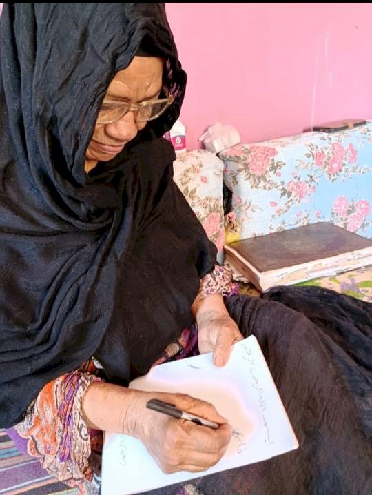 عجوز اسوان في طريقها للحصول علي شهادة محو الامية