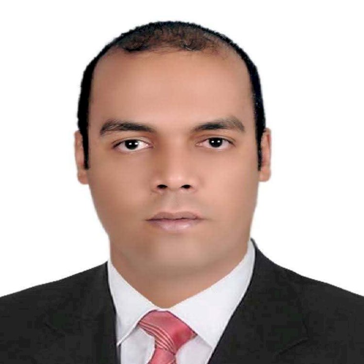 أن تبقى واقفًا في عالم ينزلق بقلم عمرو أبو العطا