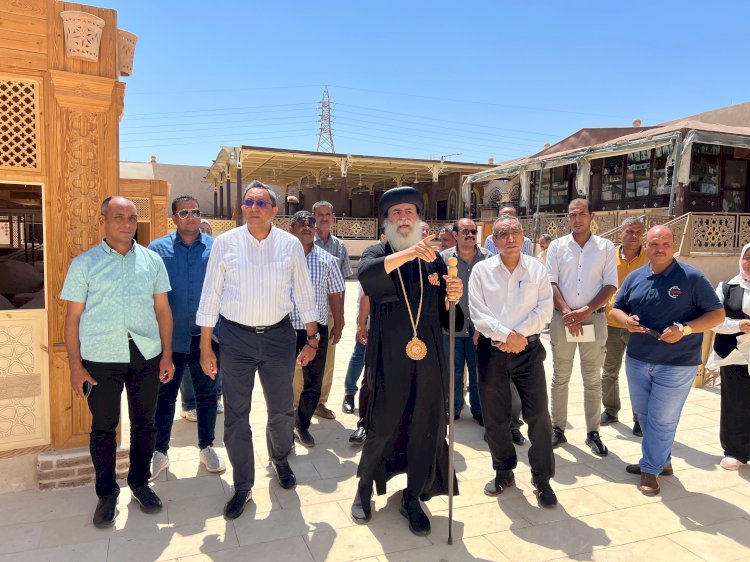 محافظ قنا يزور أديرة نقادة استعدادًا لانطلاق مهرجان الفنون والحرف التراثية