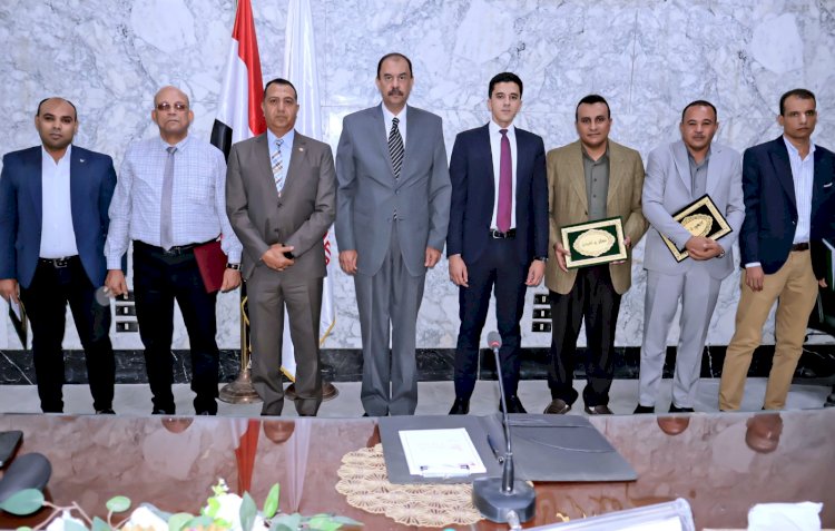 سراج ورئيس فرع الرقابة الإدارية يكرمان 5 من مديري إلادارات