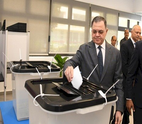 وزير الداخلية يدلي بصوته فى إنتخابات مجلس الشيوخ بمقر لجنته الإنتخابية