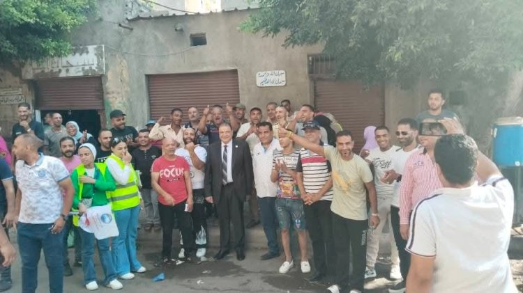 أهالي دائرة اللبان بالإسكندرية يحتفون بالمهندس البديوي السيد  خلال الإدلاء بصوته