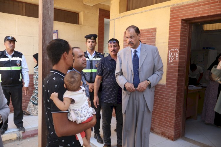 محافظ سوهاج يحيل رئيس قريةالحواويش  والسكرتير ومدير الشئون الإدارية للتحقيق