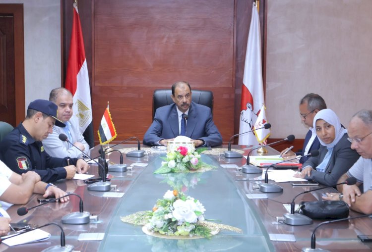 محافظ سوهاج يبحث مقترحات تطوير شارع المحطة بوسط العاصمة