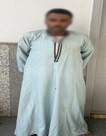 نكشف فيديو قيام متهم  بضرب طفلة ومحاولة سرقة قرطها الذهبى بأسيوط