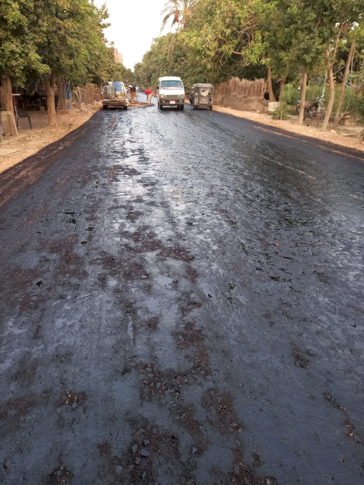 محافظ سوهاج يتابع بدء أعمال الرصف بشوارع وطرق المنشاة لأول مرة منذ 26 عاما