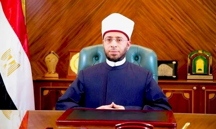 بعد تعرضه لحادث طعن.. وزير الأوقاف يطمئن على الشيخ ممدوح حسين بقنا