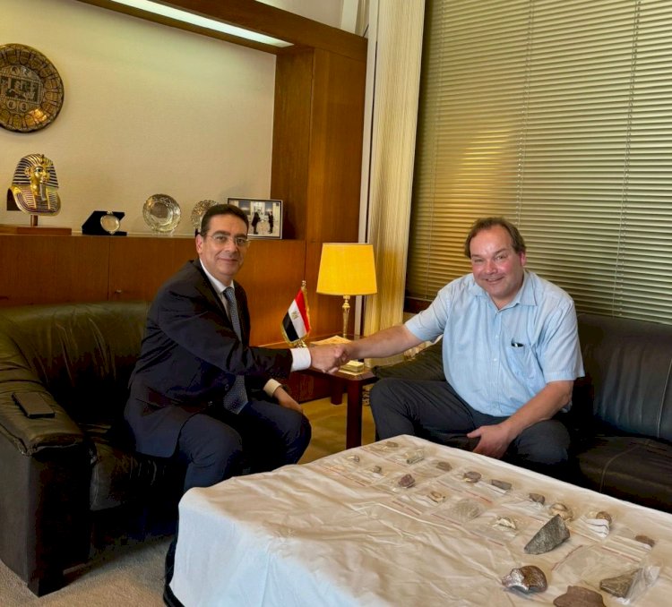 سفير مصر في لاهاي يتسلم قطعًا أثرية من هولندا مهربة