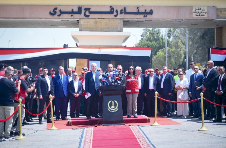 وزير الخارجية رفقة رئيس الوزراء الفلسطيني أمام معبر رفح: يجب الضغط على إسرائيل لوقف إطلاق النار