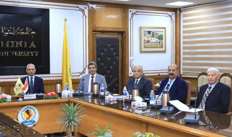 رئيس جامعة المنيا يترأس لجنة اختيار عميد كلية "التربية الفنية"