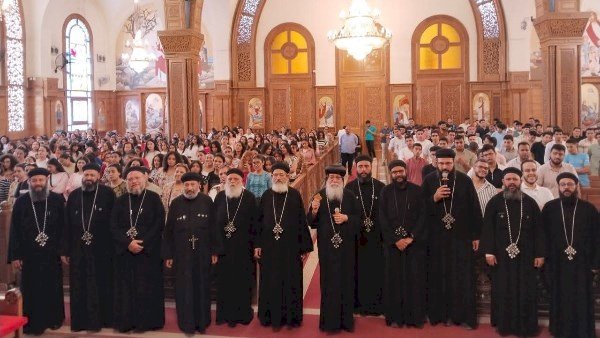 بحضور الأنبا مكاريوس ولفيف من الكهنة.. تكريم خريجي الثانوية العامة بالمنيا