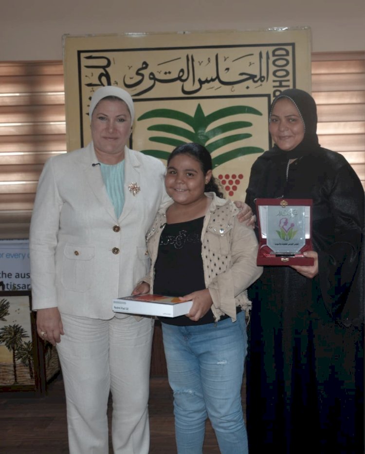 رئيسة القومي للطفولة والأمومة تكرم الطفلة "هايدي" وتنصبها سفيرة المجلس للرحمة 