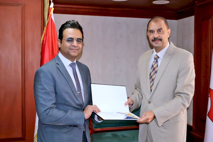 محافظ سوهاج يكرم وكيل وزارة الصحة و9 من مديري الإدارات الفنية والوحدات الصحية