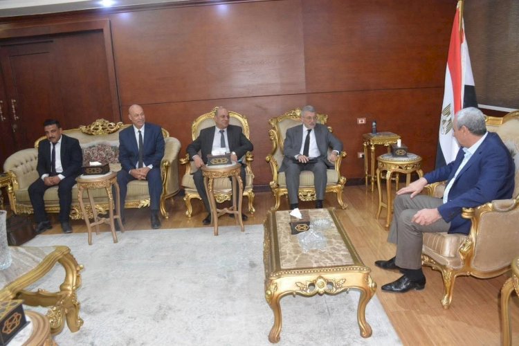 محافظ الغربية ورئيس هيئة الأوقاف يبحثان سبل التعاون لاستثمار الأراضي الوقفية