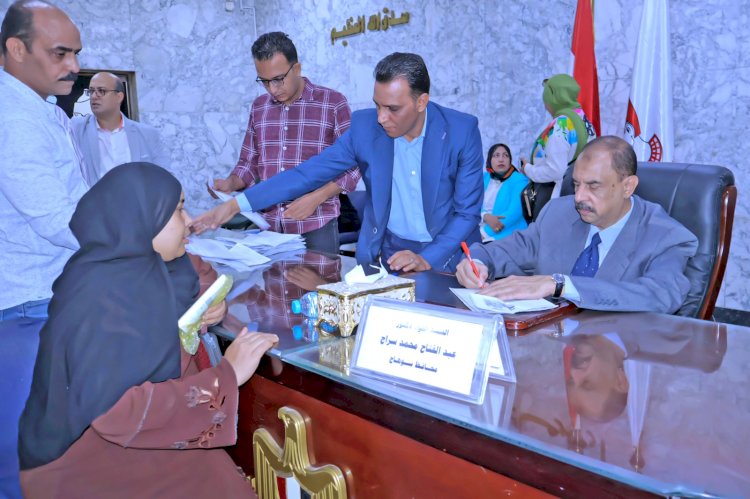 محافظ سوهاج يحل مشاكل المواطنين في اللقاء الجماهيري الاسبوعي