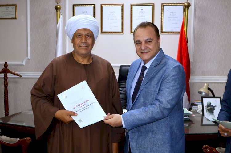 سكرتير عام سوهاج يسلم عددا من عقود التقنين  للمواطنين من مختلف مراكز المحافظة